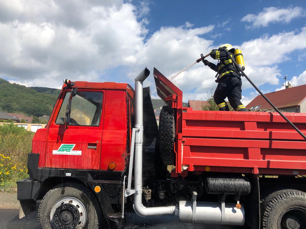 Požár nákladního auta (4).jpg