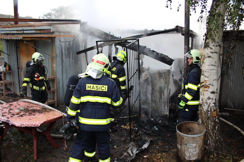 Požár obytné stavební buňky Ploskovice (1).jpg