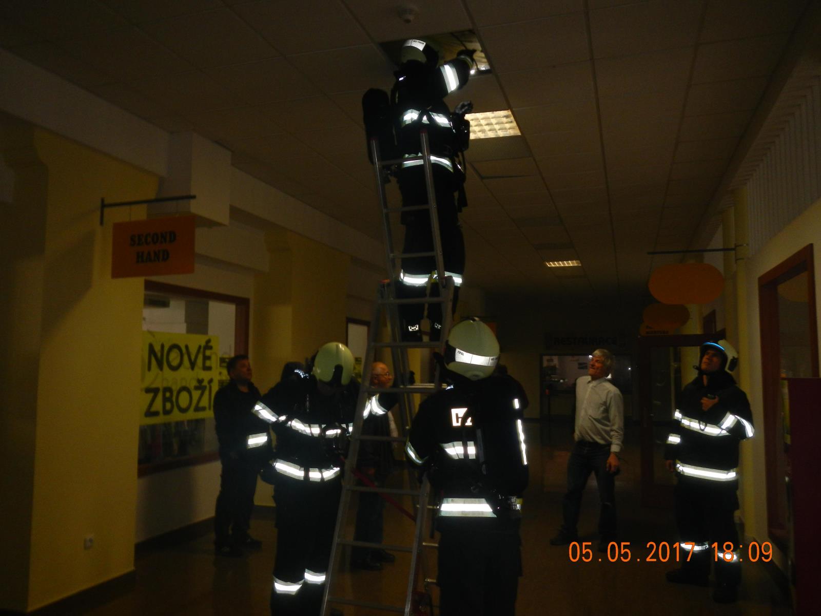 Požár odpadu v kanceláři, Tábor - 5. 5. 2017 (2).JPG