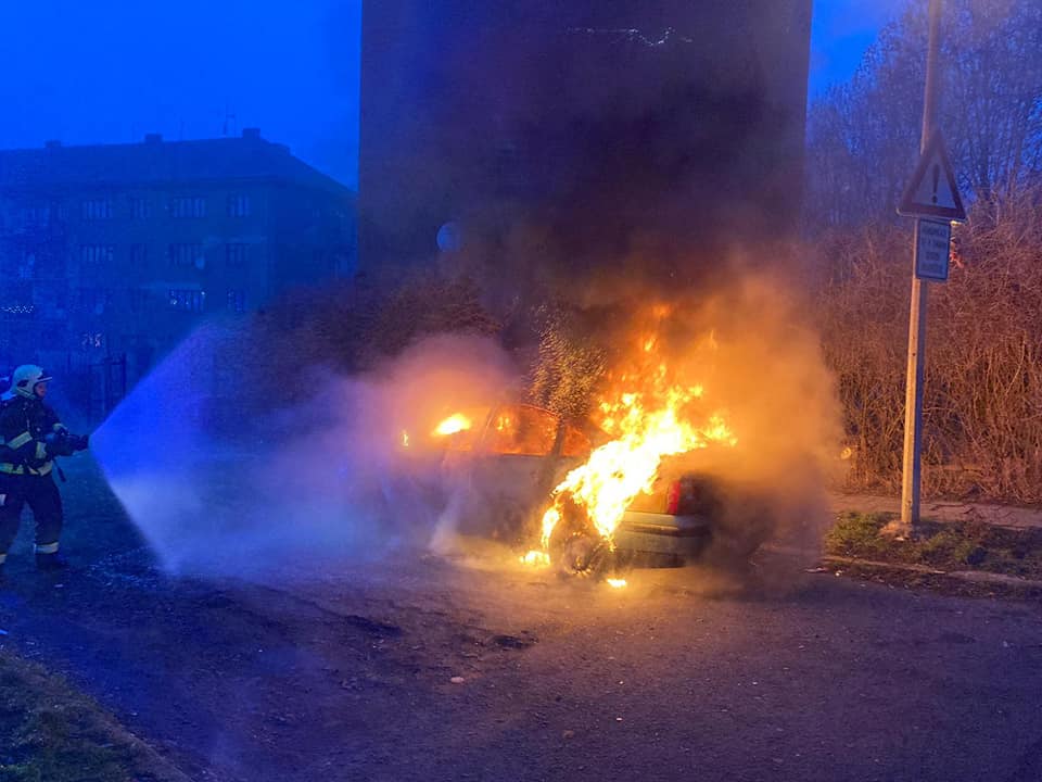 Požár osobního auta Předlice (1).jpg