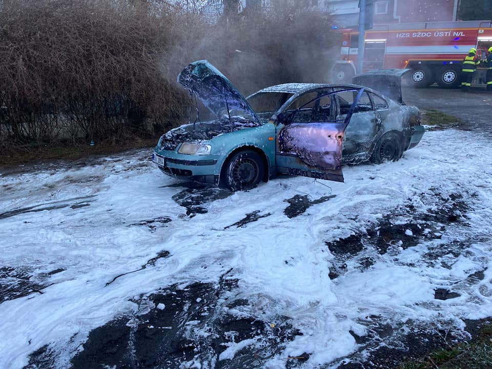 Požár osobního auta Předlice (4).jpg