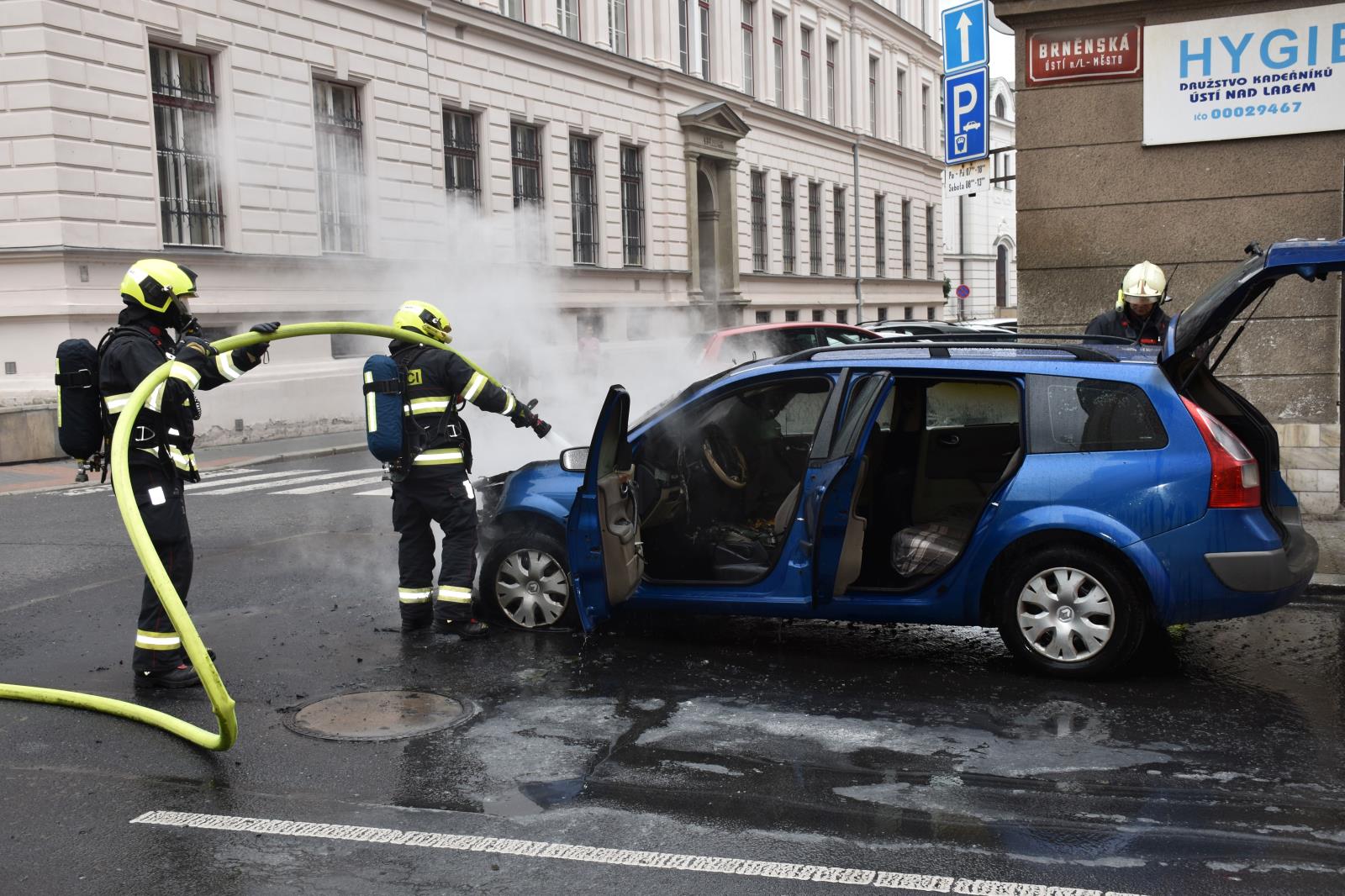 Požár osobního auta Ústí nad Labem (1).jpg