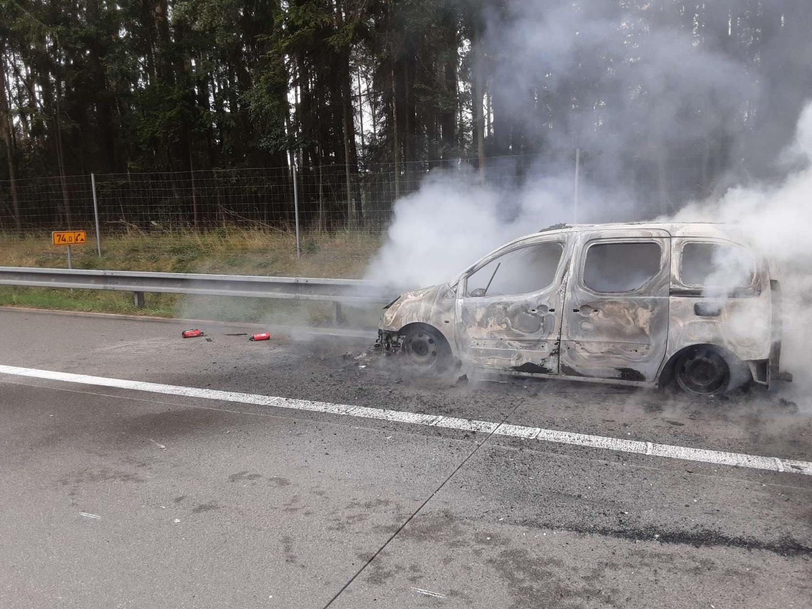 Požár osobního vozidla na dálnici D1.jpeg