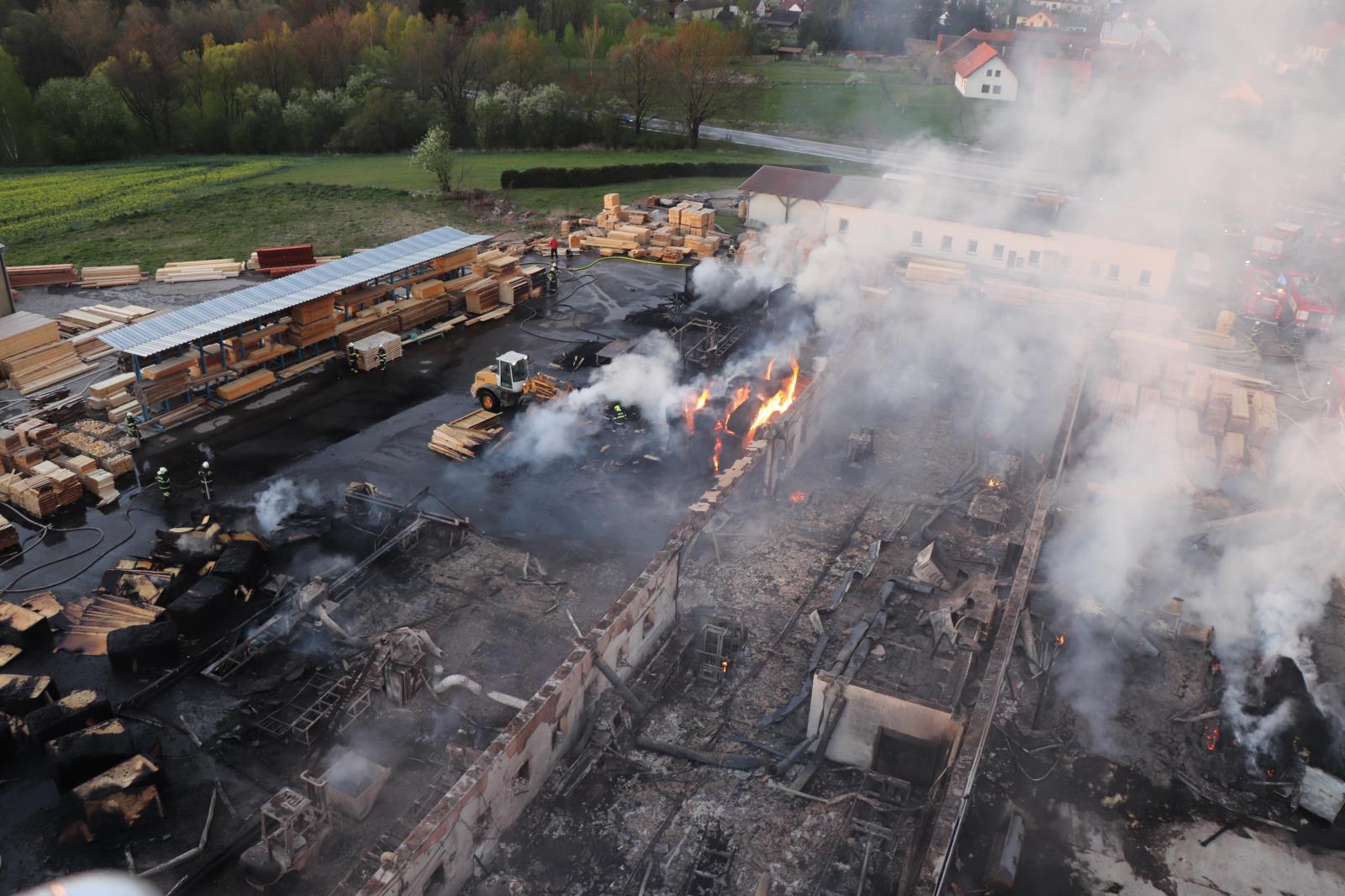 Požár pily, Mirkovice - 26. 4. 2019 (21).JPG
