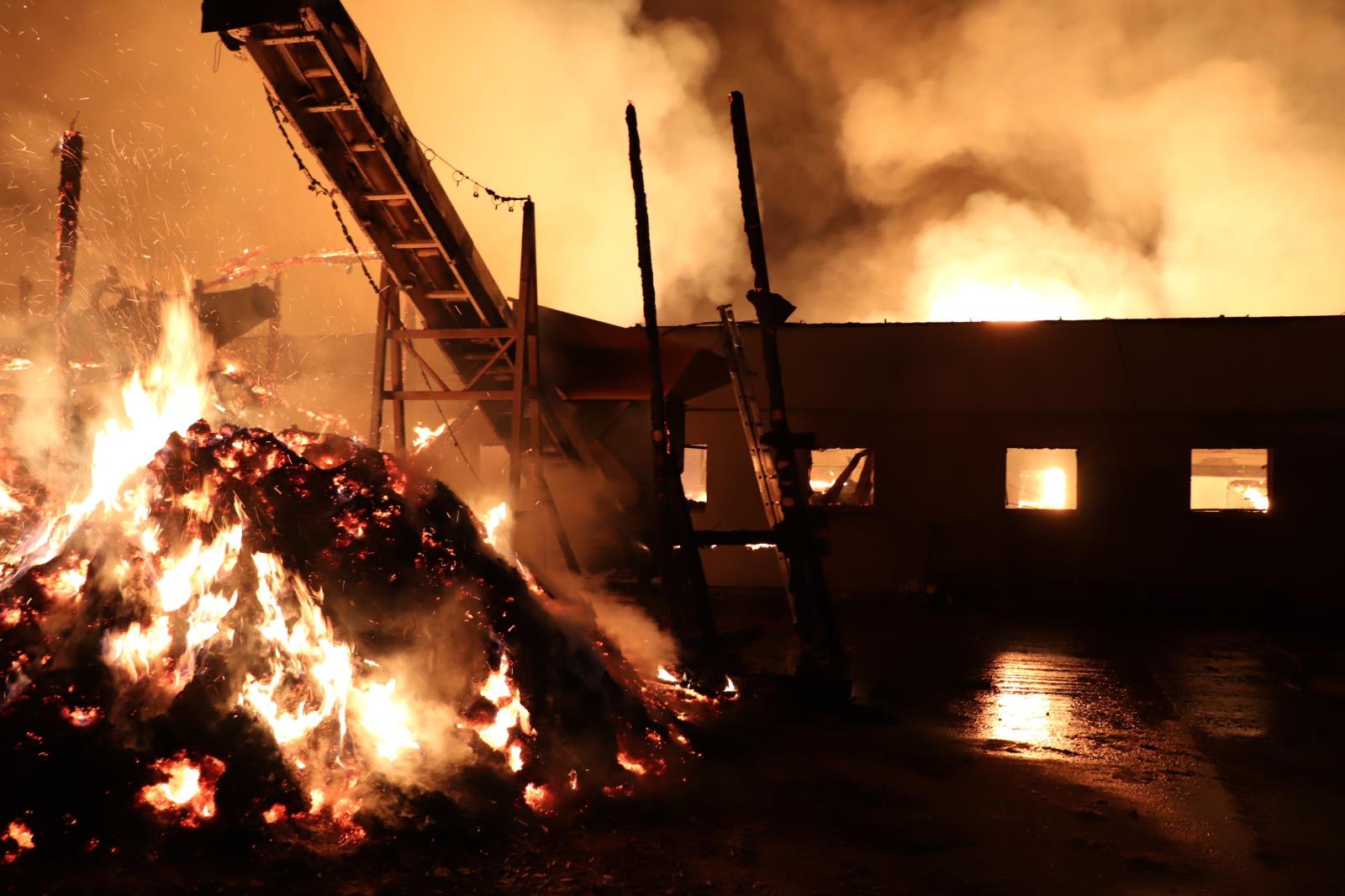 Požár pily, Mirkovice - 26. 4. 2019 (29).JPG