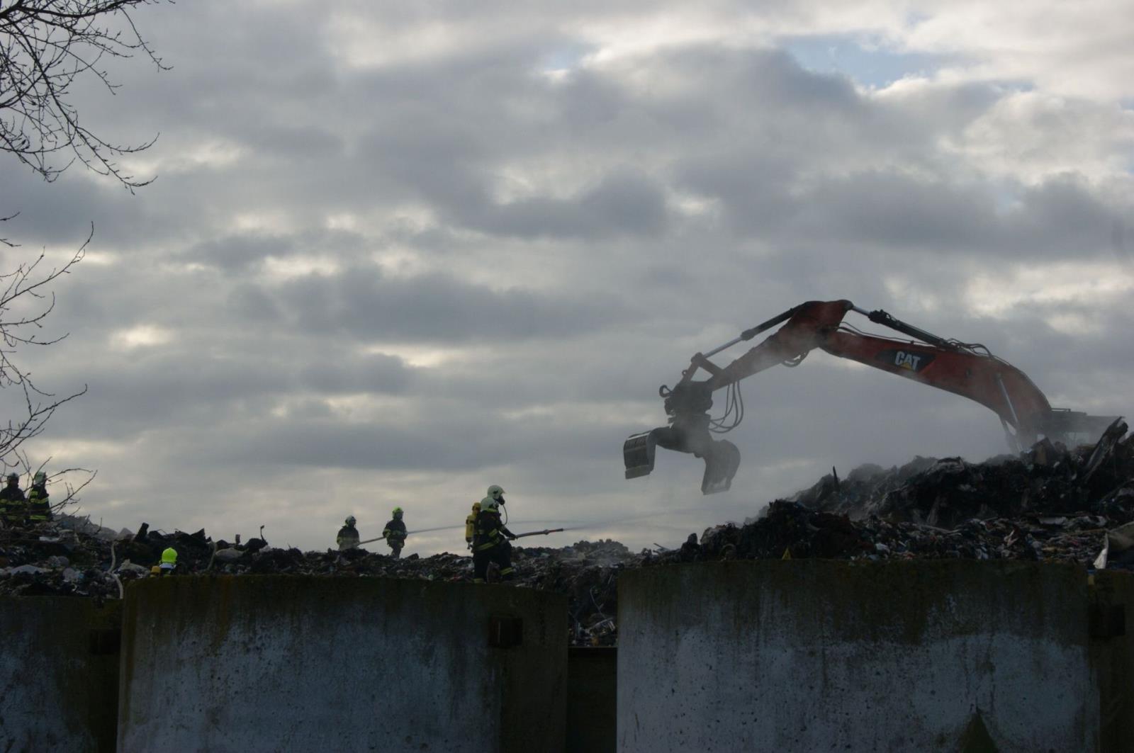 Požár skládka u Siřejovic (1).jpg