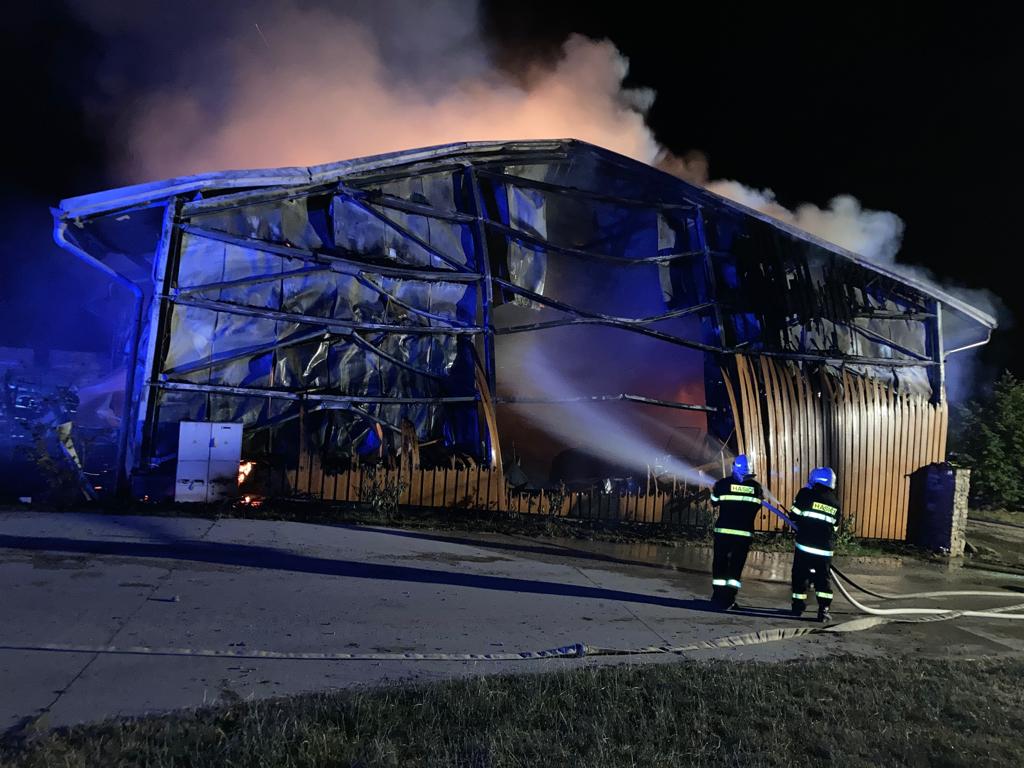 Požár skladu, Starcova Lhota - 13. 7. 2023 (1).jpg