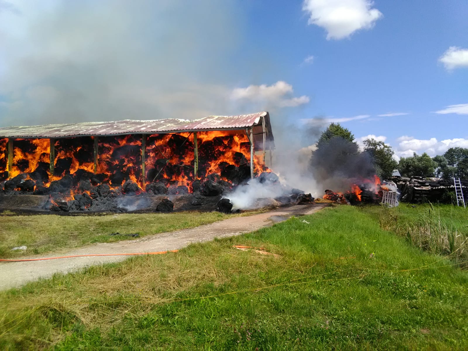 Požár skladu, Střelské Hoštice - 21. 7. 2019 (5).jpg