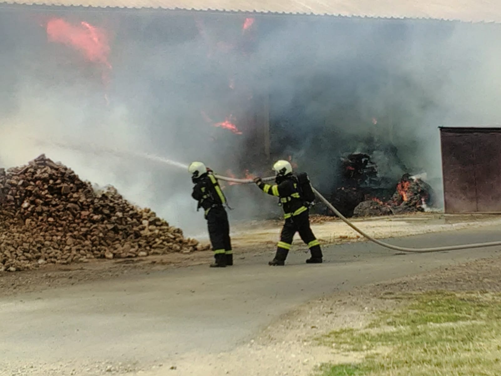 Požár skladu, Střelské Hoštice - 21. 7. 2019 (9).jpg