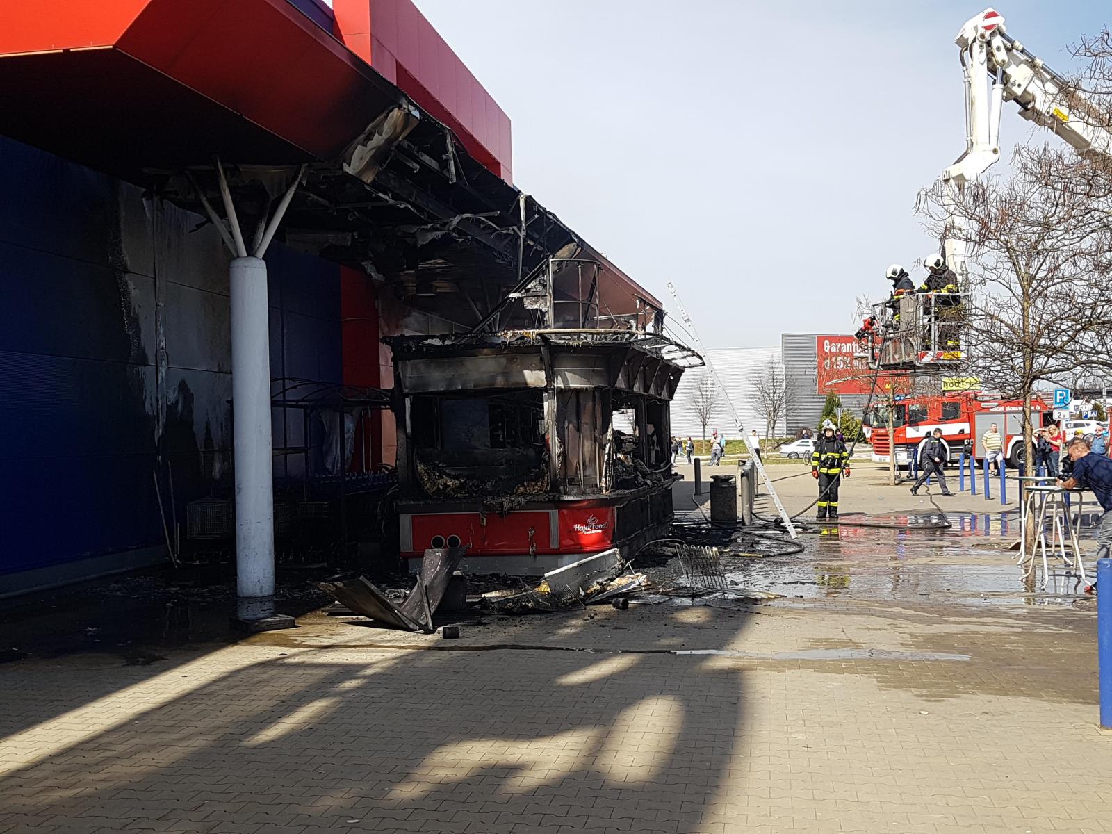 Požár stánku Tesco, České Budějovice - 4. 4. 2018 (7).jpg