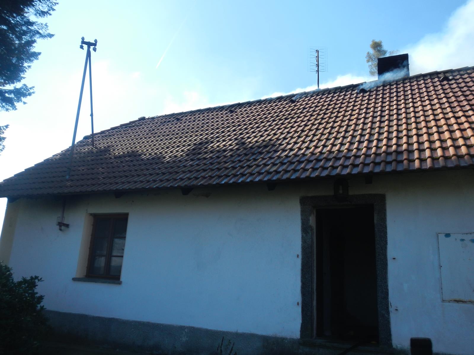 Požár střechy, Kostelec nad Vltavou - 18. 4. 2019 (1).JPG
