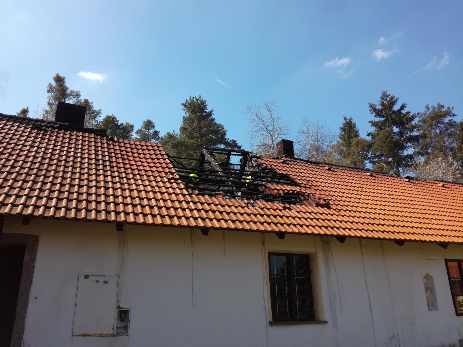 Požár střechy, Kostelec nad Vltavou - 18. 4. 2019 (12).jpg
