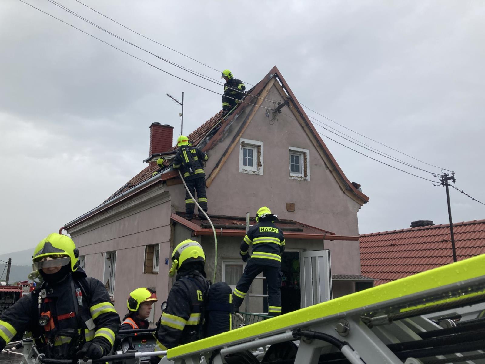 Požár střechy RD (3).jpeg
