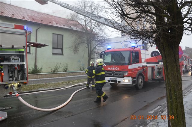 Požár střechy tělocvičny Chomutov 2.jpg