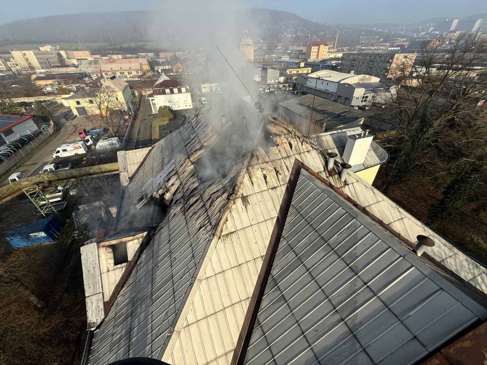 Požár střechy výškové budovy v ul. U Vlečky v Ústí nad Labem