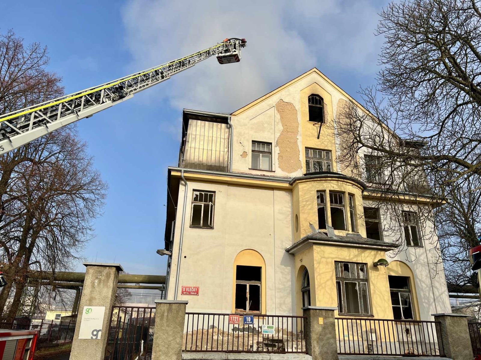Požár střechy výškové budovy v ul. U Vlečky v Ústí nad Labem