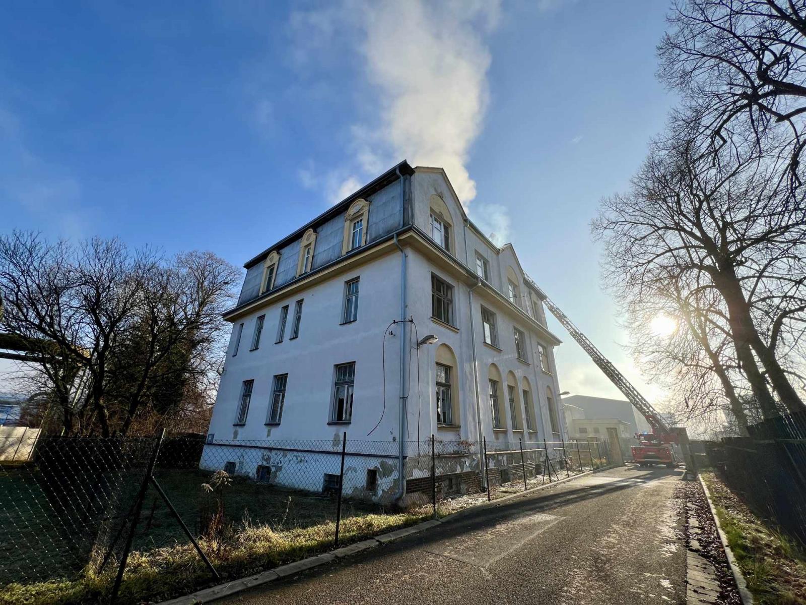 Požár střechy výškové budovy v ul. U Vlečky v Ústí nad Labem