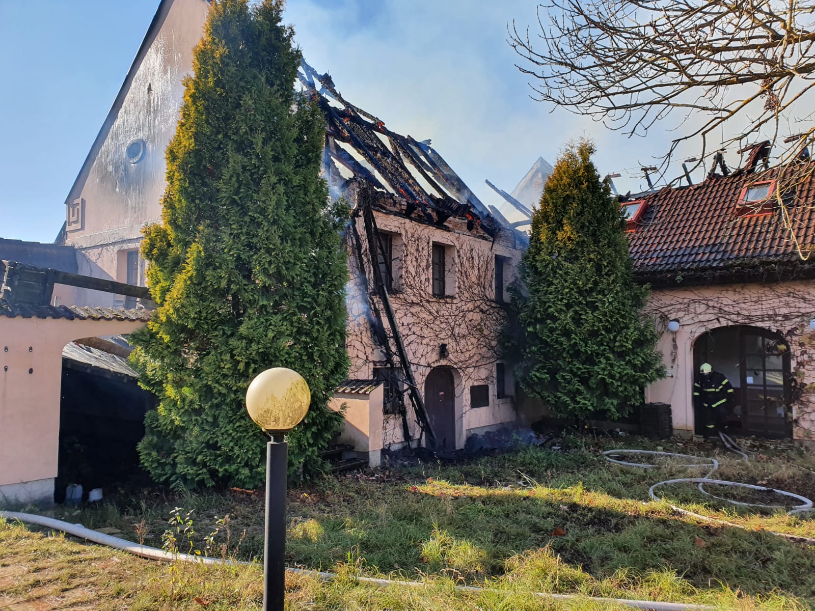Požár usedlosti, Ratiboř - 29. 10. 2021 (1).jpg