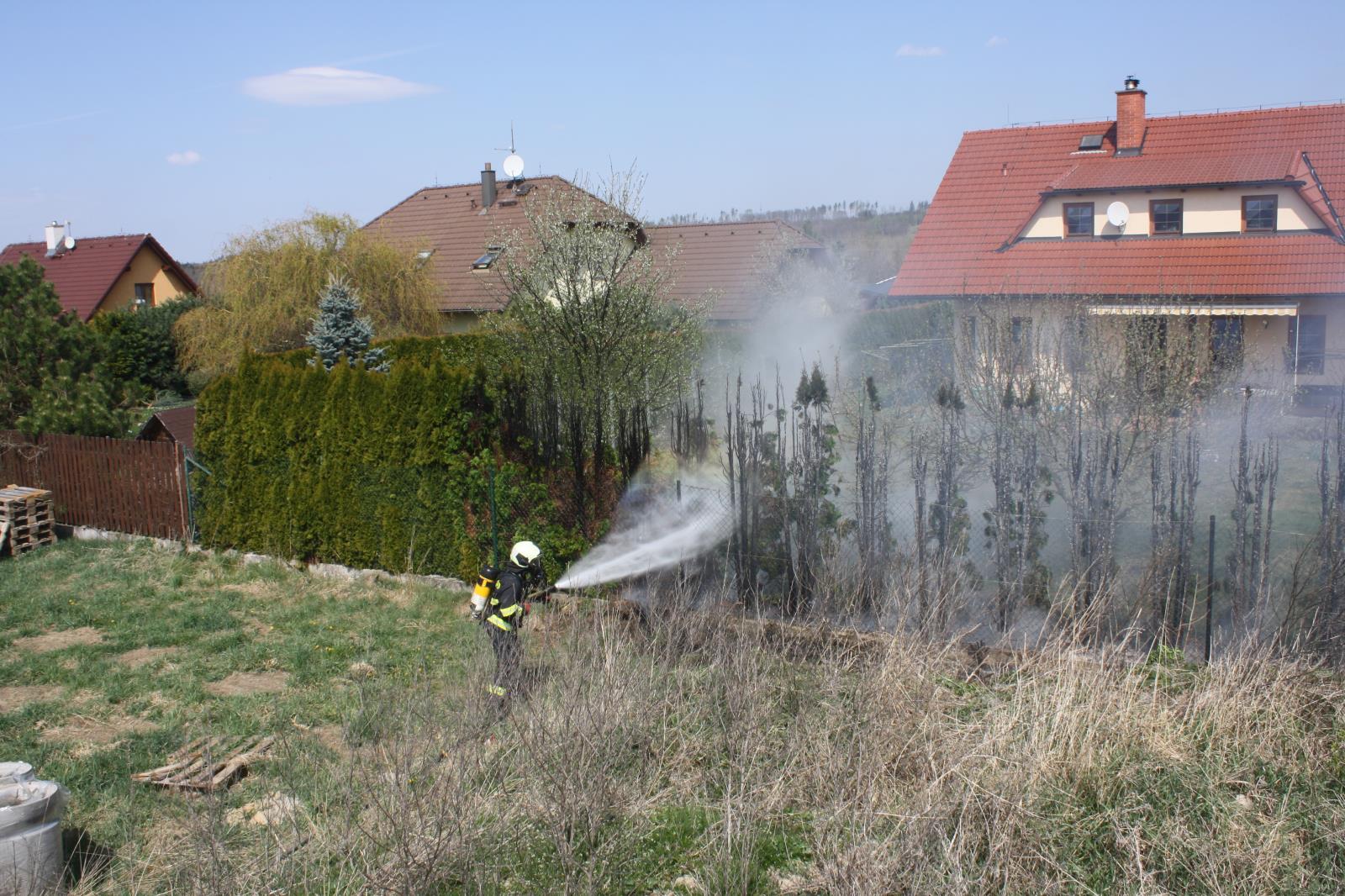 Požár zahradních domků a tújí, Libníč - 17. 4. 2020 (4).JPG