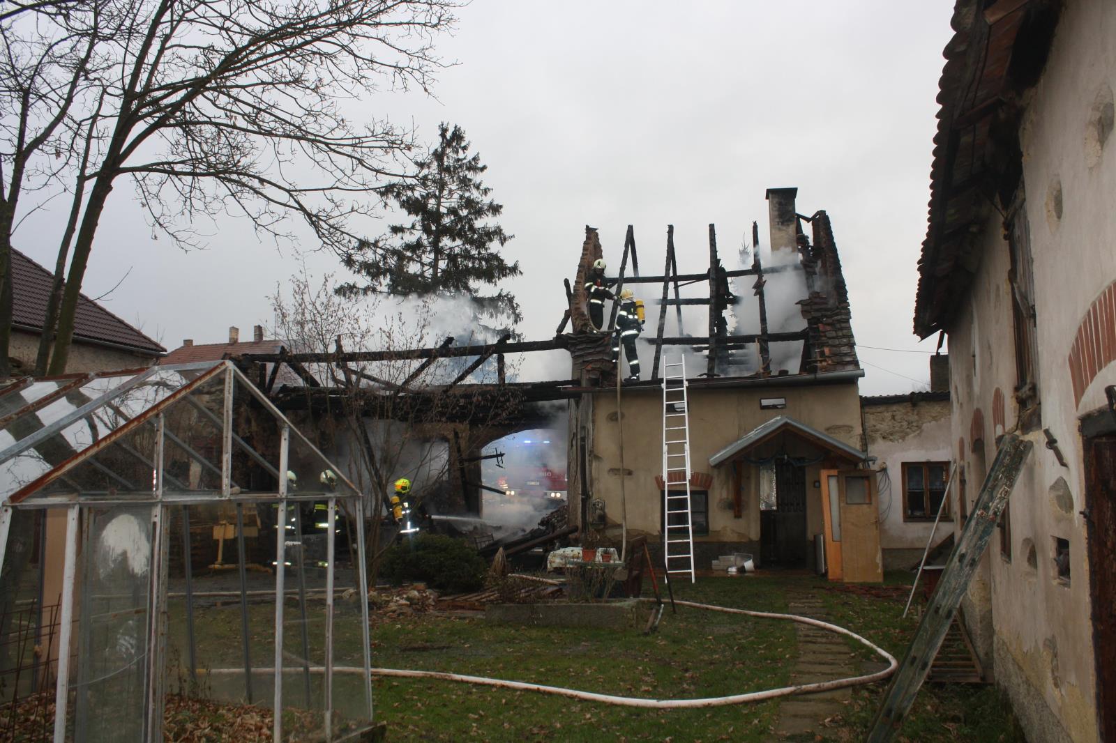 Požár zemědělského stavení, Radošovice - 9. 12. 2017 (7).JPG