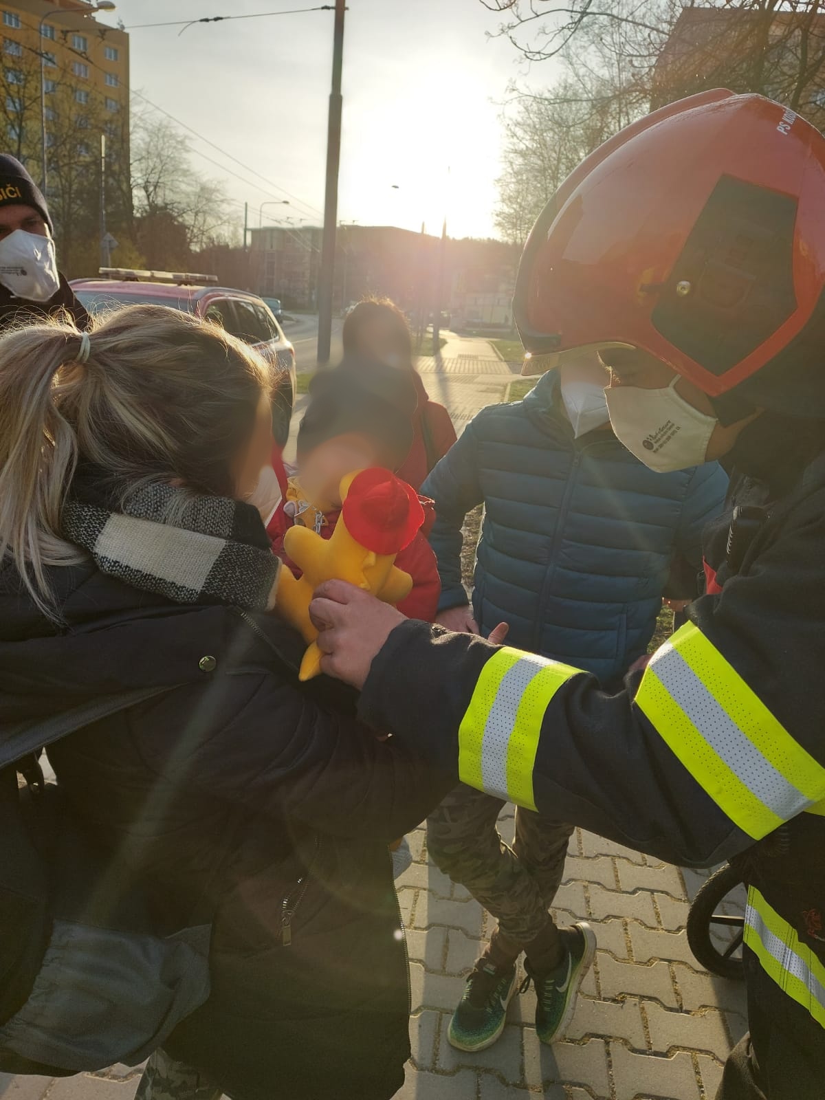 Předání plyšového dráčka nejmladší požárem postižené osůbce.jpeg