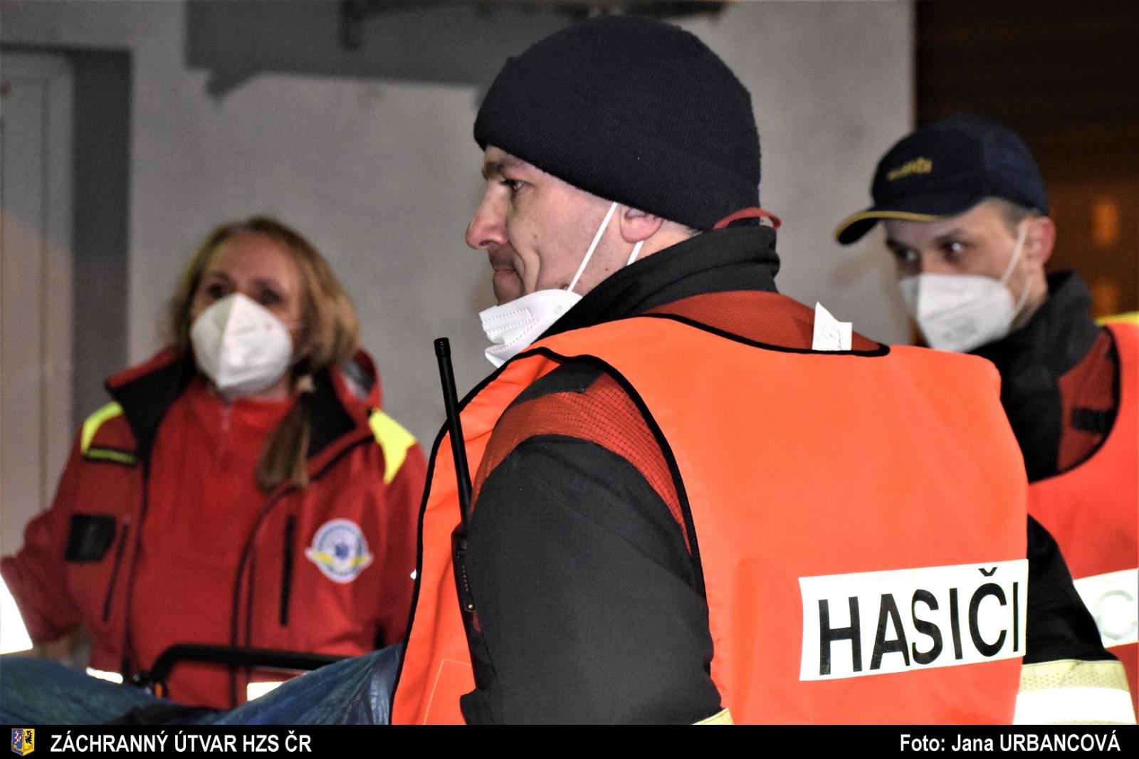 Přeprava uprchlíků z Ukrajiny z Ostravy hl. n. do KAZPU_2. 3._hasiči a záchranářka.jpg