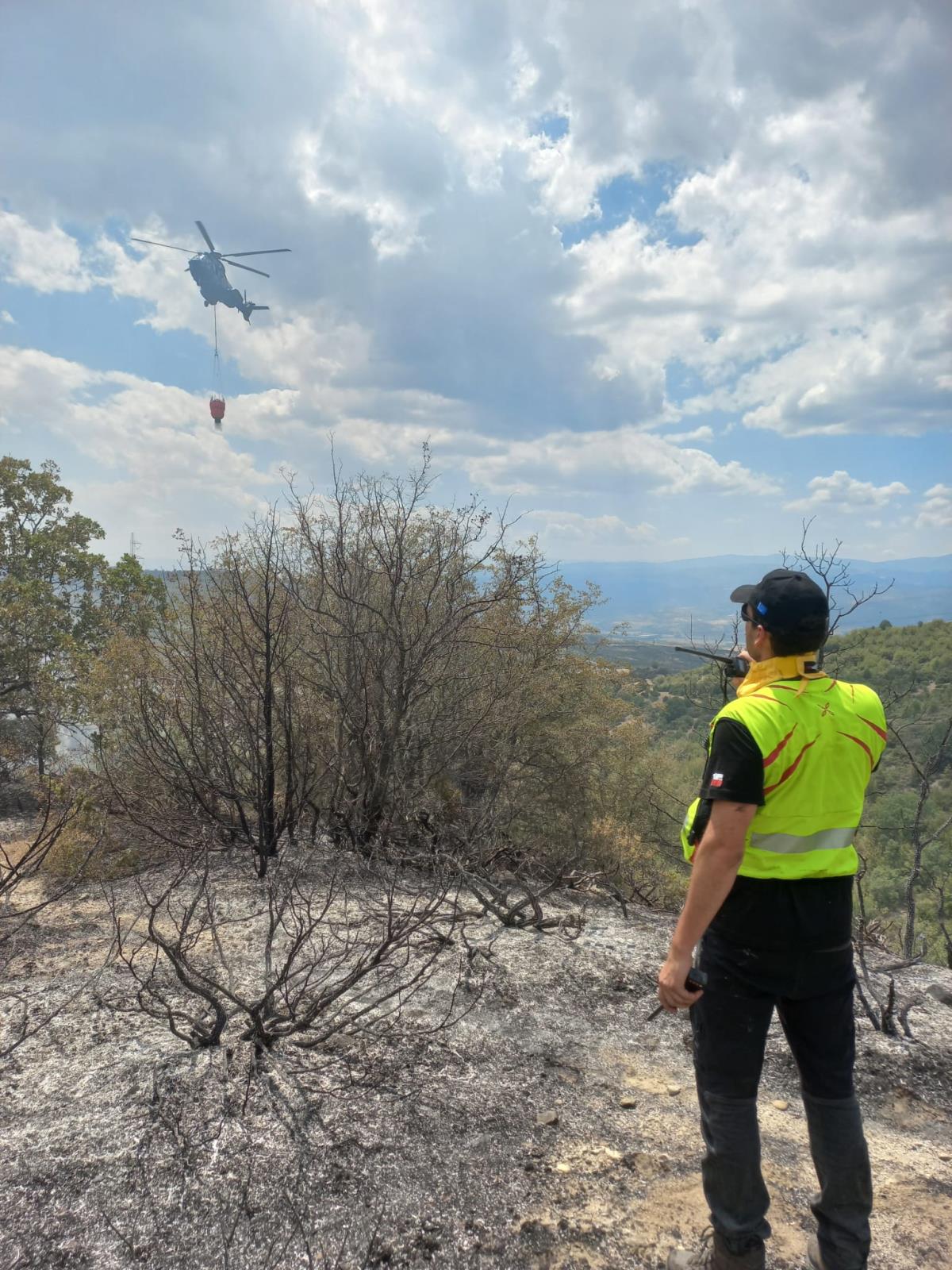Průběh mezinárodní mise v Bulharsku - český vrtulník v centru požárů provedl za jediný den 44 shozů