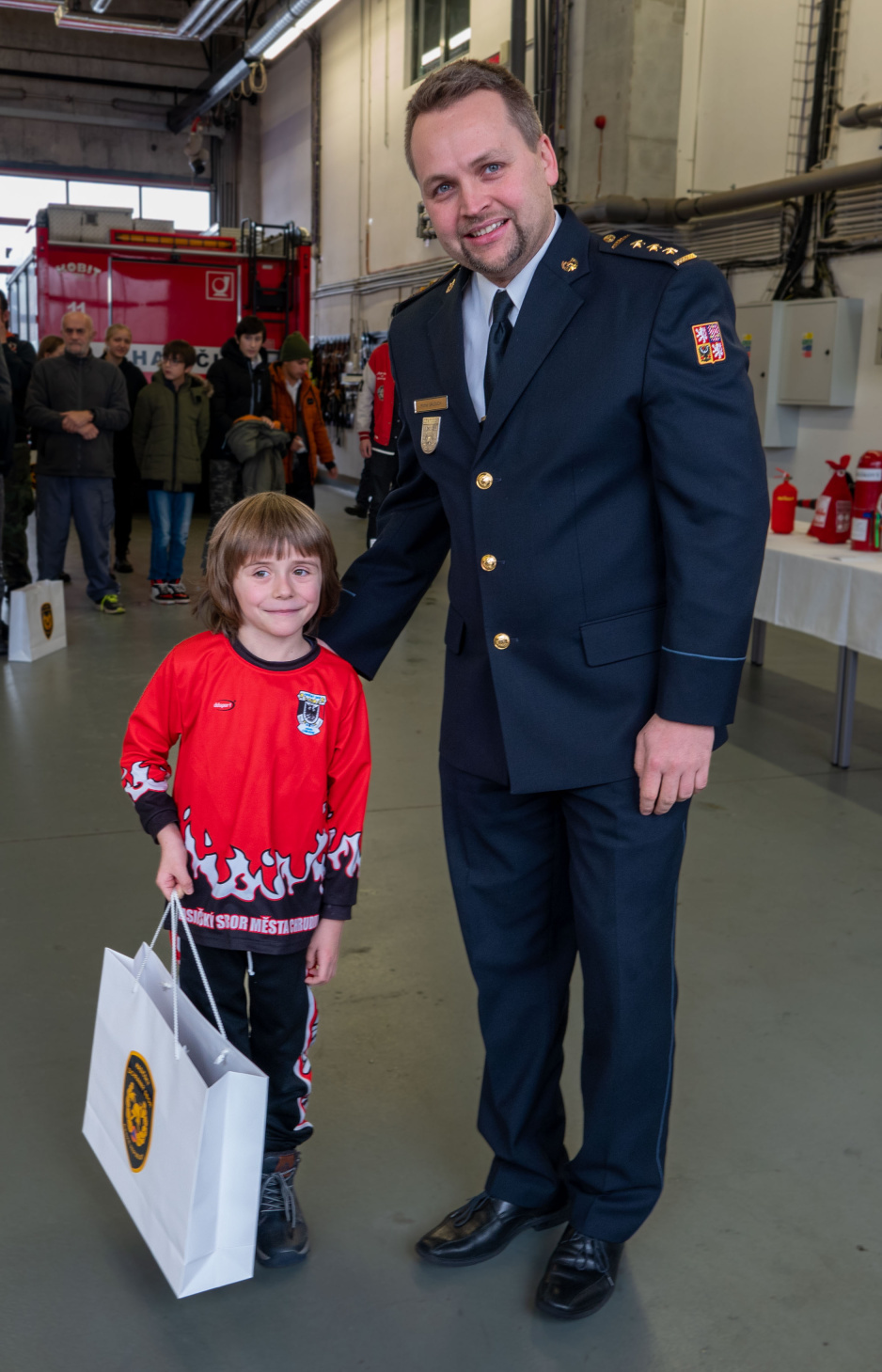 Ředitel odboru prevence MV-GŘ HZS ČR plk. Michal Valouch předává ceny vítězům (16).jpg