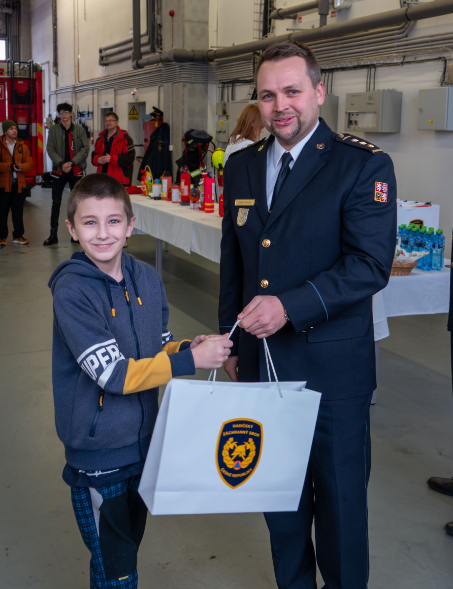 Ředitel odboru prevence MV-GŘ HZS ČR plk. Michal Valouch předává ceny vítězům (6).jpg