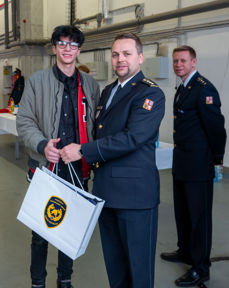 Ředitel odboru prevence MV-GŘ HZS ČR plk. Michal Valouch předává ceny vítězům (9).jpg