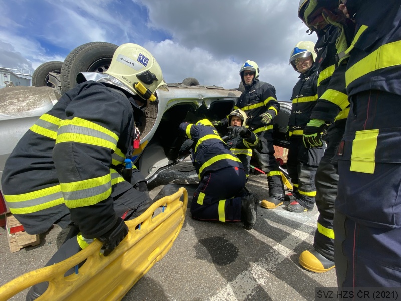 Rescue meeting 2021_účastníci akce během výcviku těžkého vyprošťování na stanovišti 5.jpg