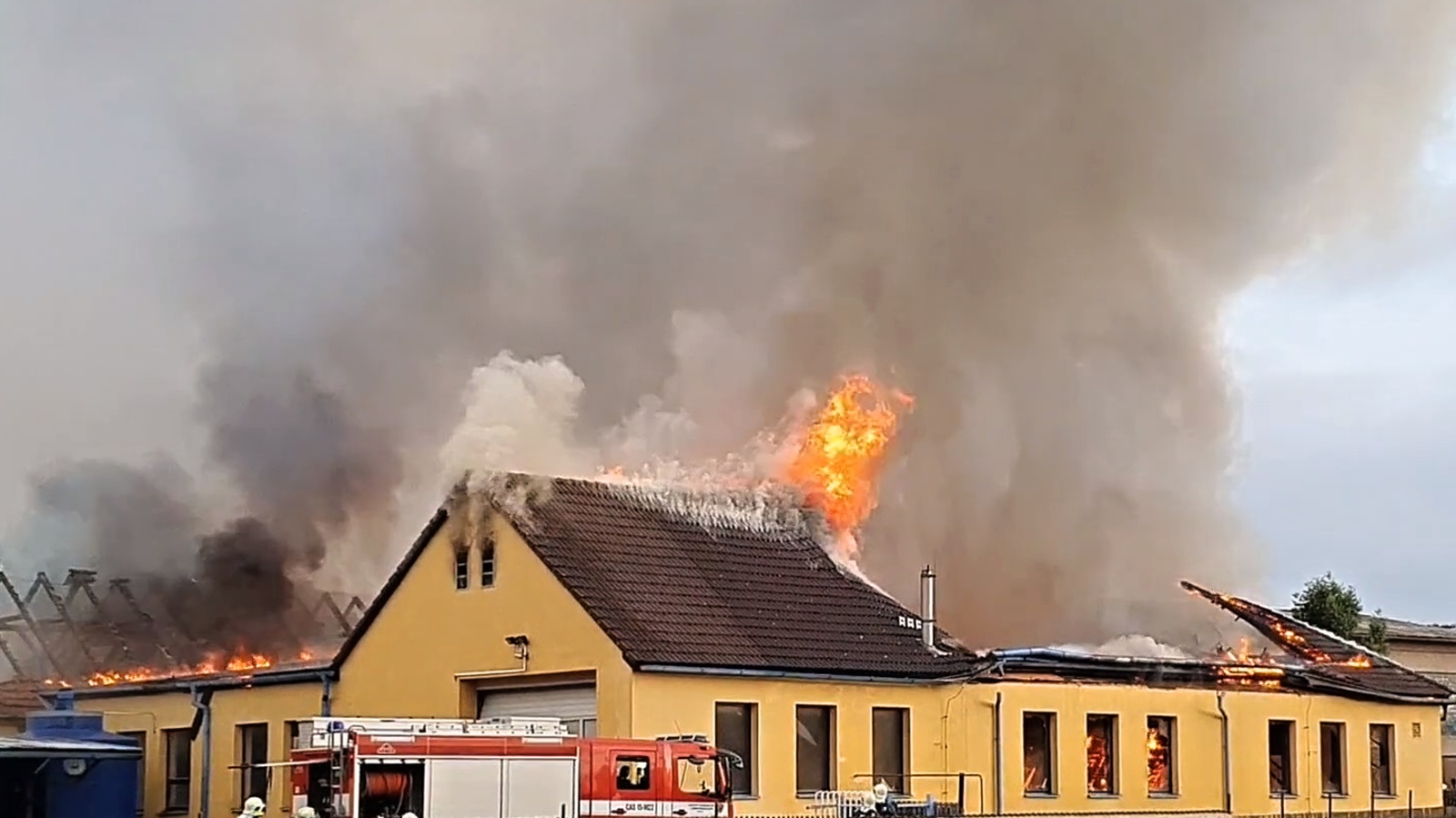 SČK_požár výrobní haly na Příbramsku.jpg