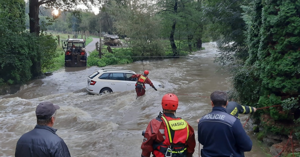 SČK_Hasiči vytahují auto z rozvodněné říčky.jpg