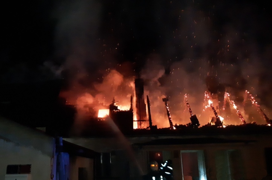 SČK_Požár RD v Šestajovicích_hořící střecha domu a zasahující hasiči.jpg