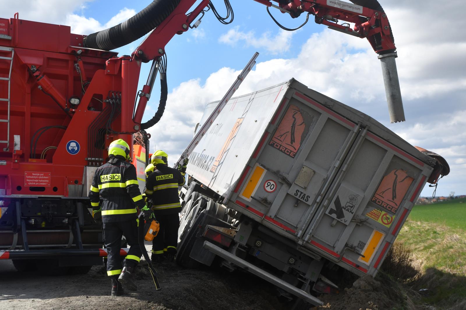 Sací bagr u vyproštění jízdní soupravy na Opavsku