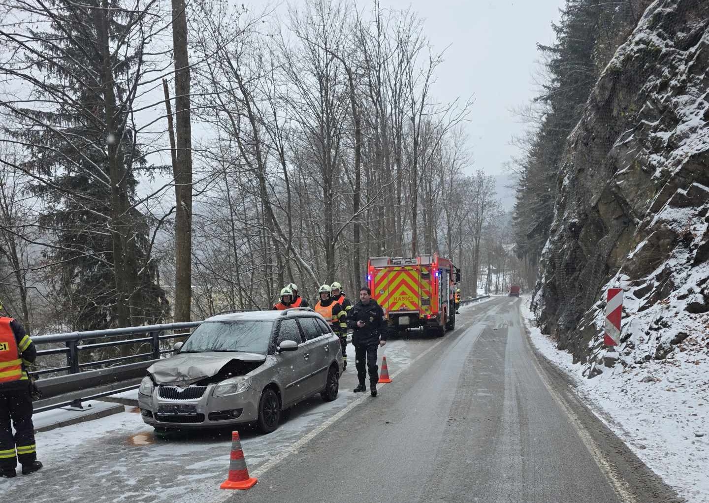 Semilsko: Kom. I/14, Rokytnice nad Jizerou, OA do svodidel, bez zranění, pondělí 16. února 2026