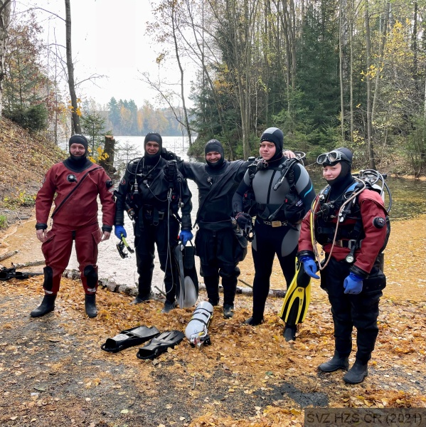 Skupina VZS před ponorem.jpg