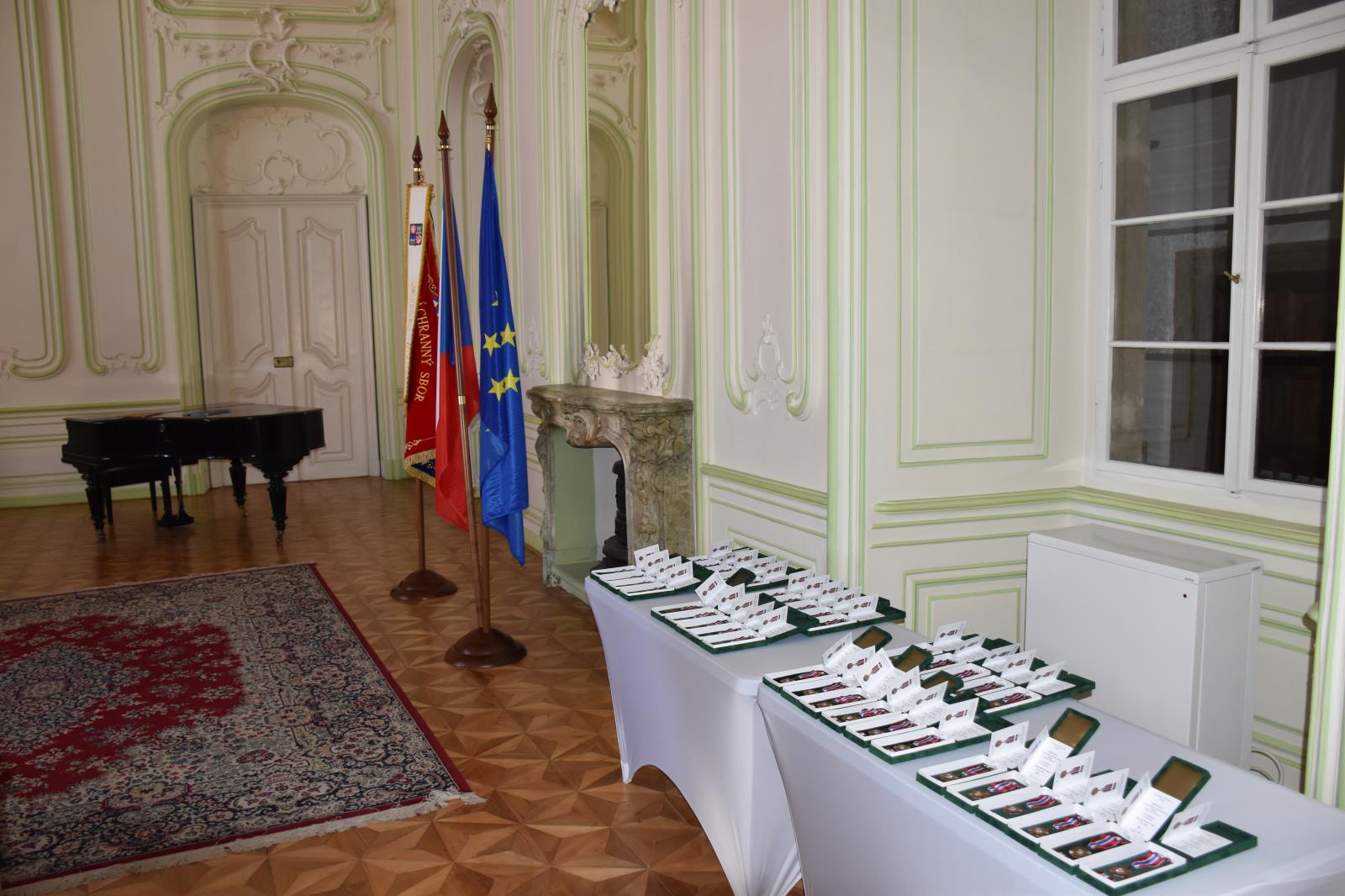 Slavnostní předání služebních medailí Za věrnost II. a III. stupně