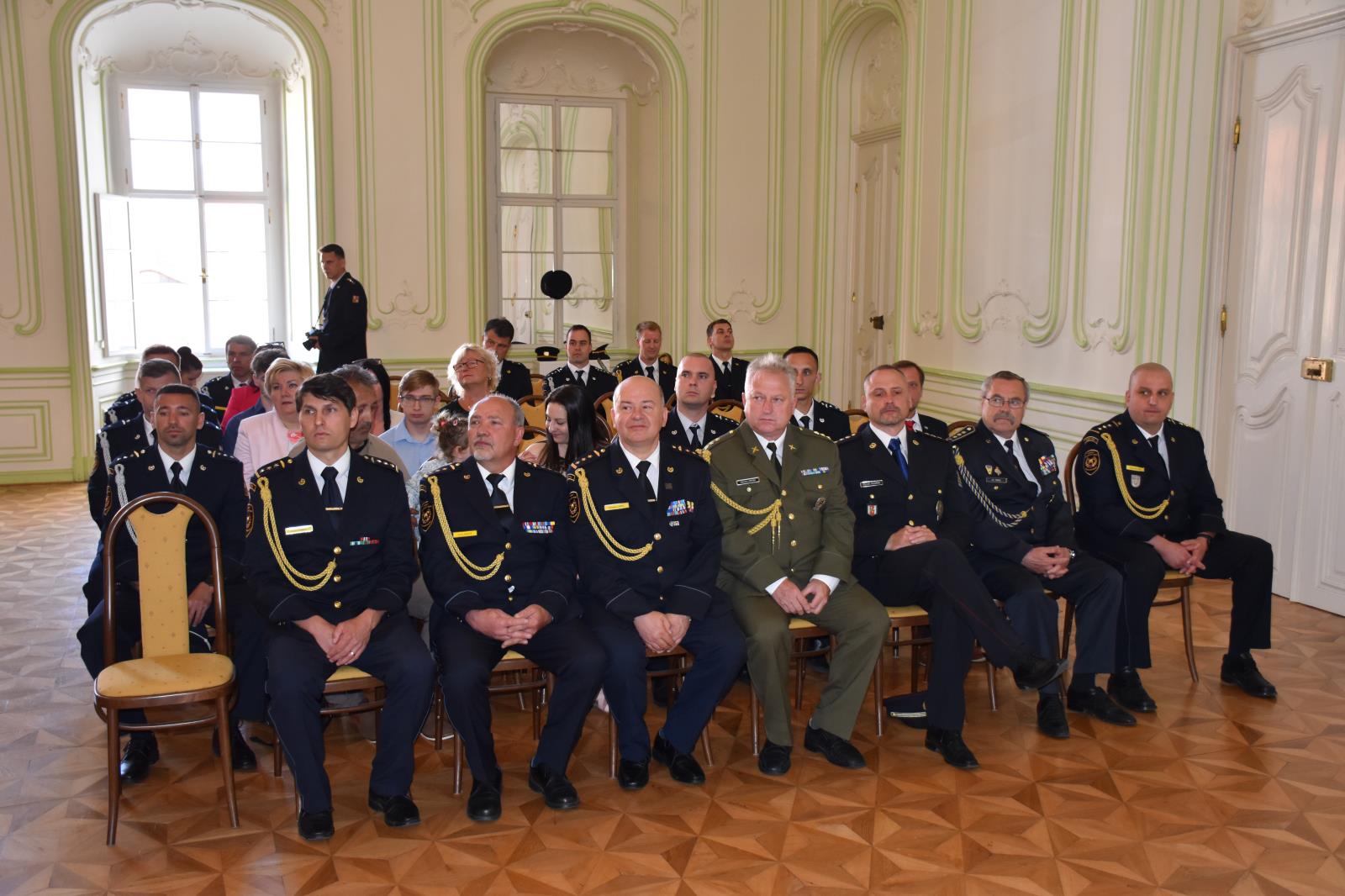 Slavnostní předání služebních medailí Za věrnost II. a III. stupně
