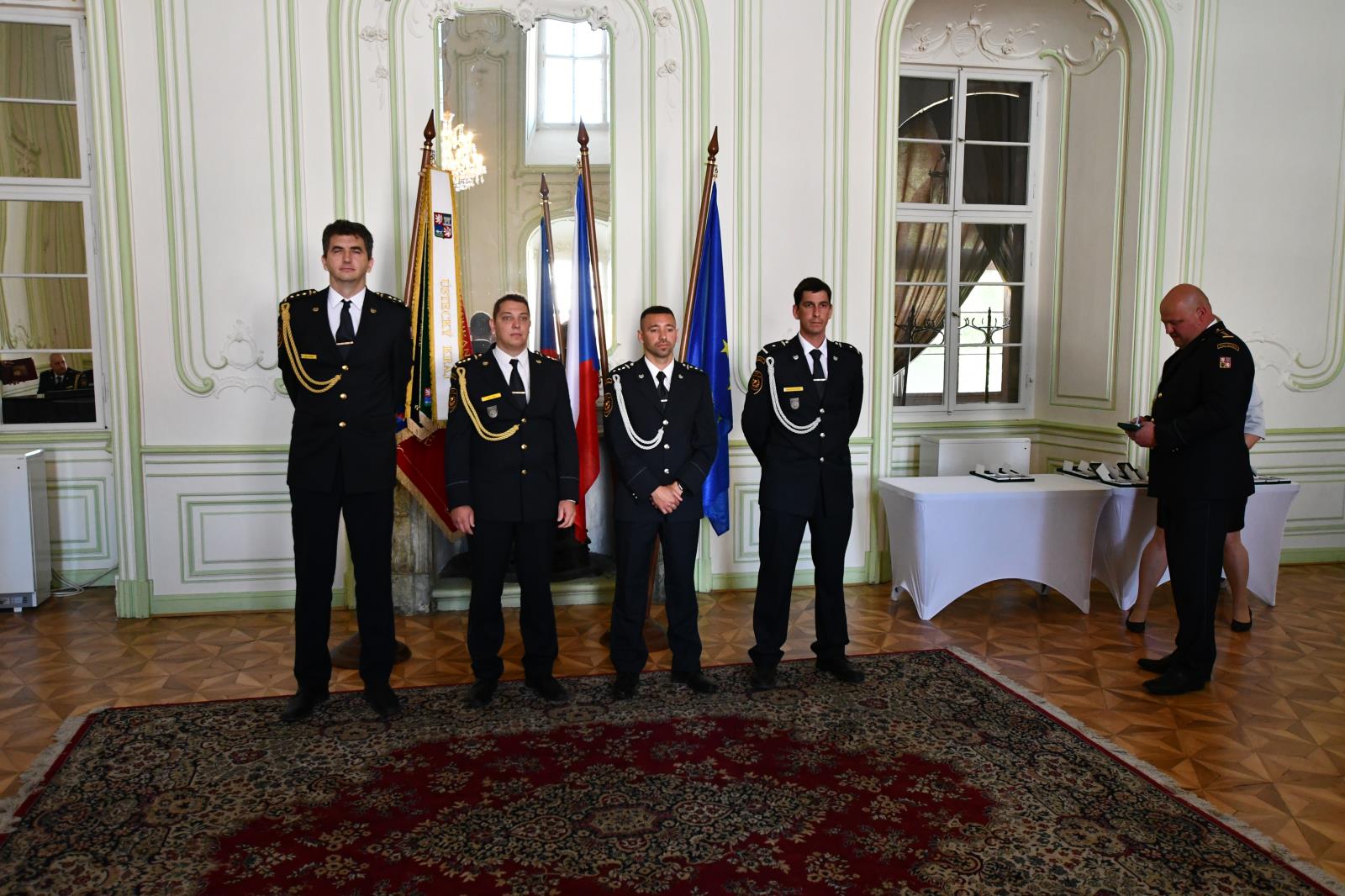 Slavnostní předání služebních medailí Za věrnost II. a III. stupně