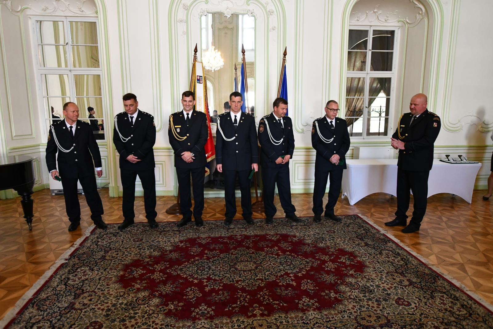 Slavnostní předání služebních medailí Za věrnost II. a III. stupně