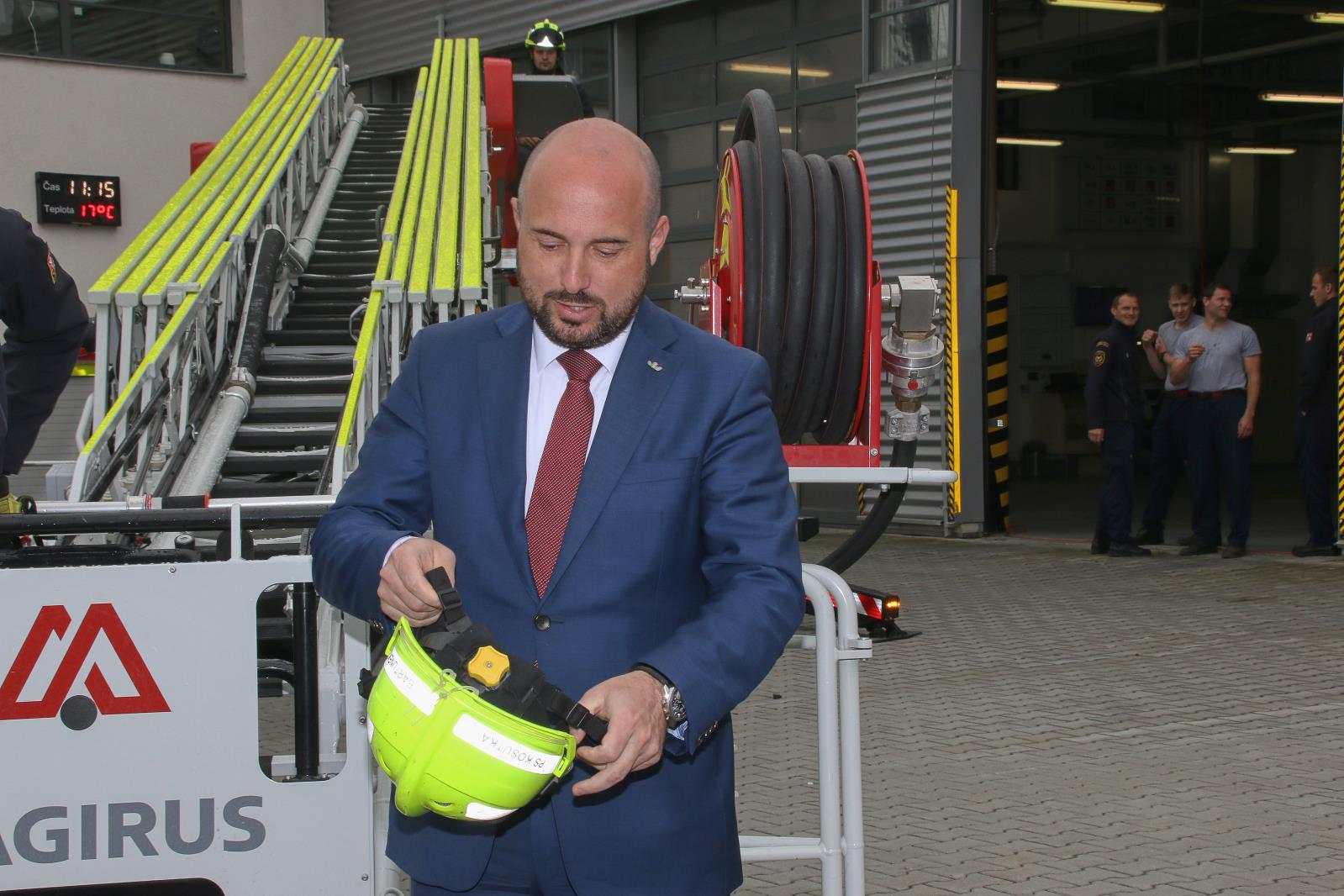 Slavnostní předání techniky, na níž přispělo město Plzeň (10).JPG