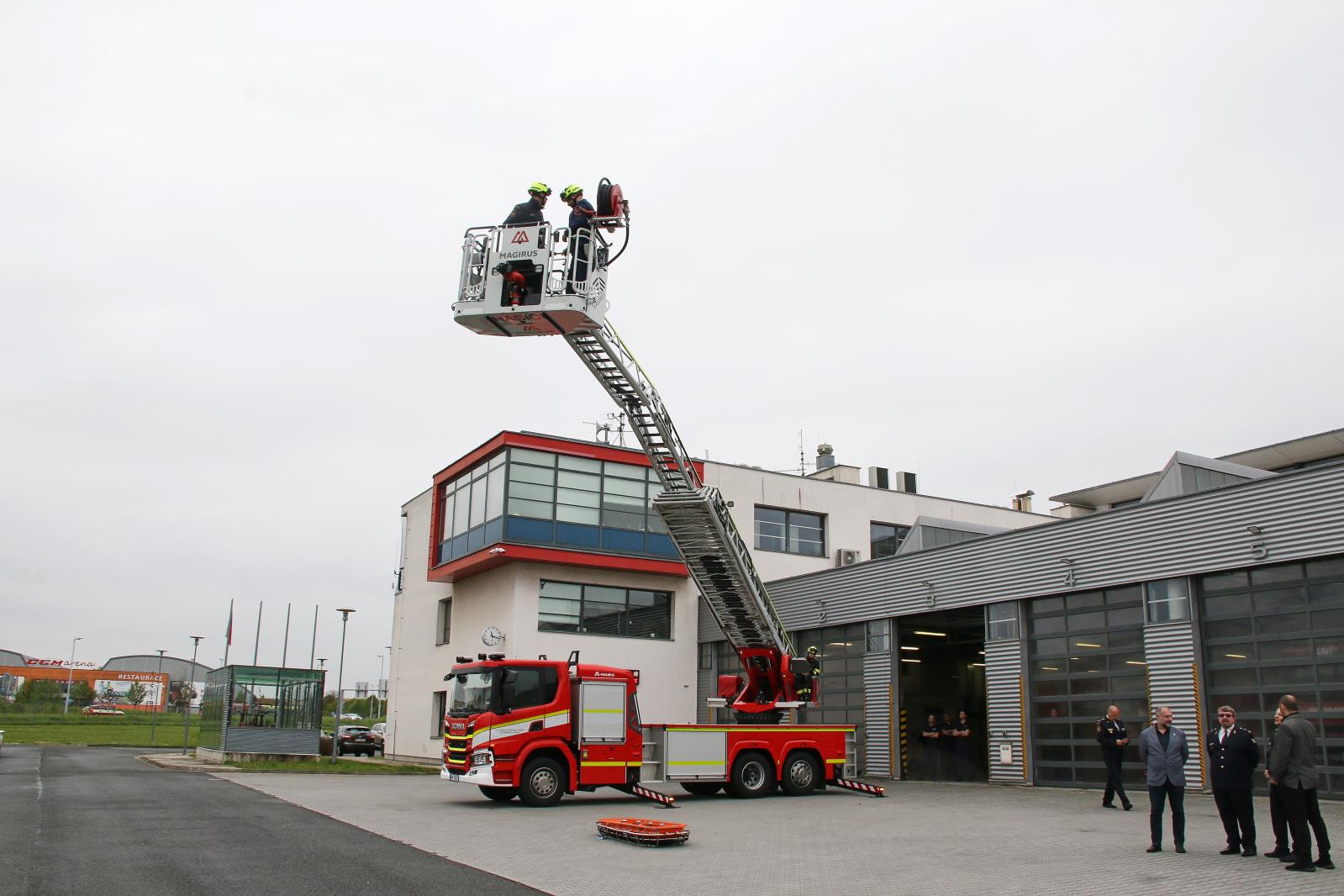 Slavnostní předání techniky, na níž přispělo město Plzeň (13).JPG