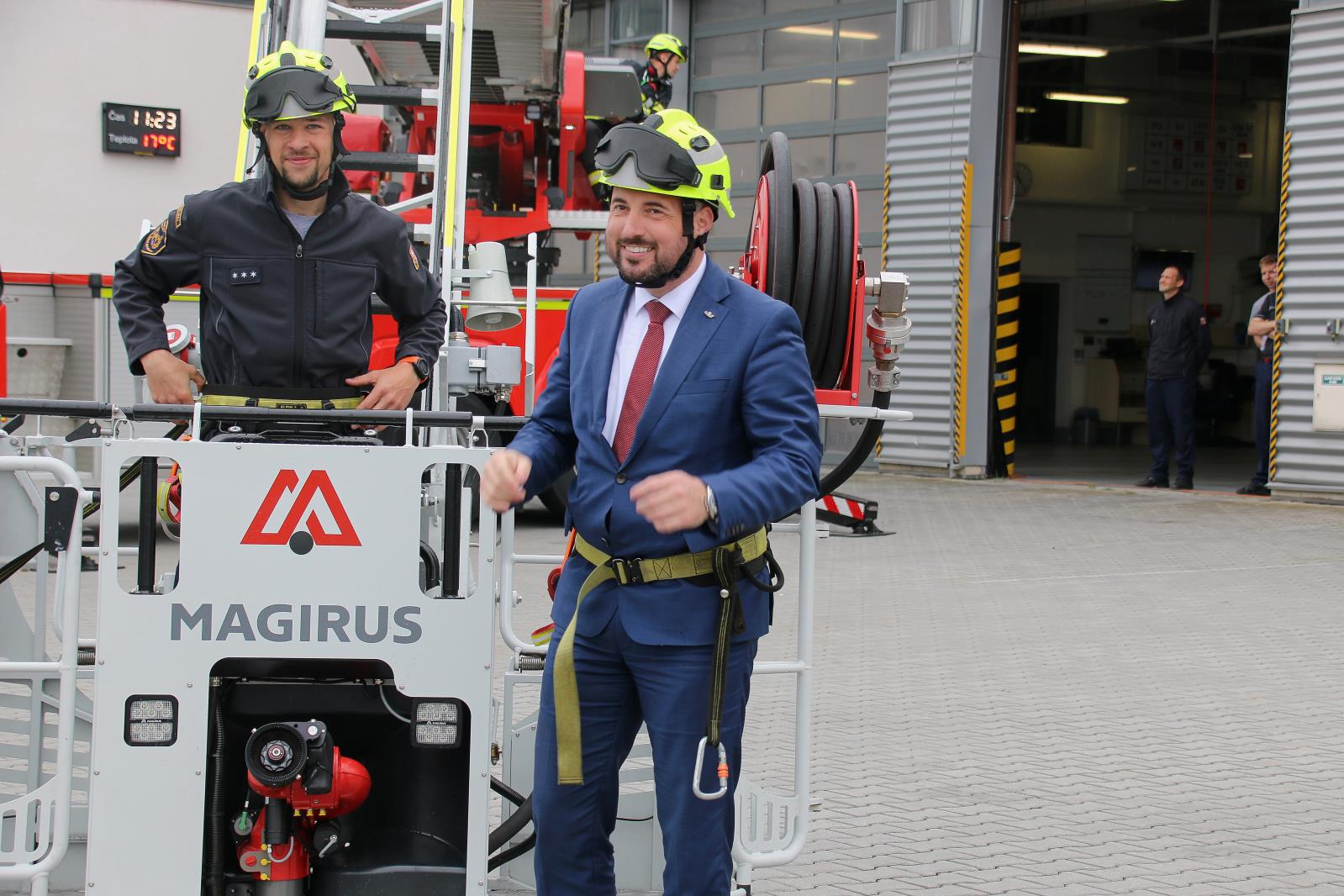 Slavnostní předání techniky, na níž přispělo město Plzeň (14).JPG
