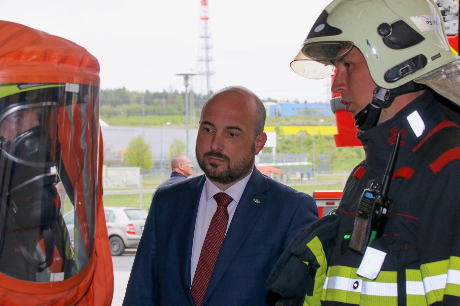 Slavnostní předání techniky, na níž přispělo město Plzeň (8).JPG
