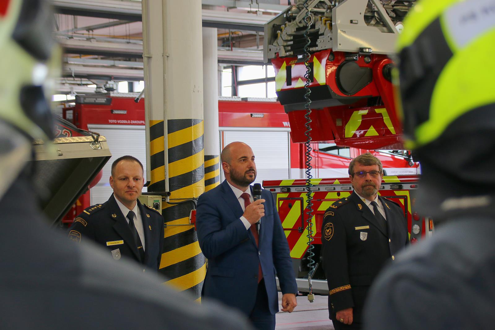 Slavnostní předání techniky, na níž přispělo město Plzeň (5).JPG