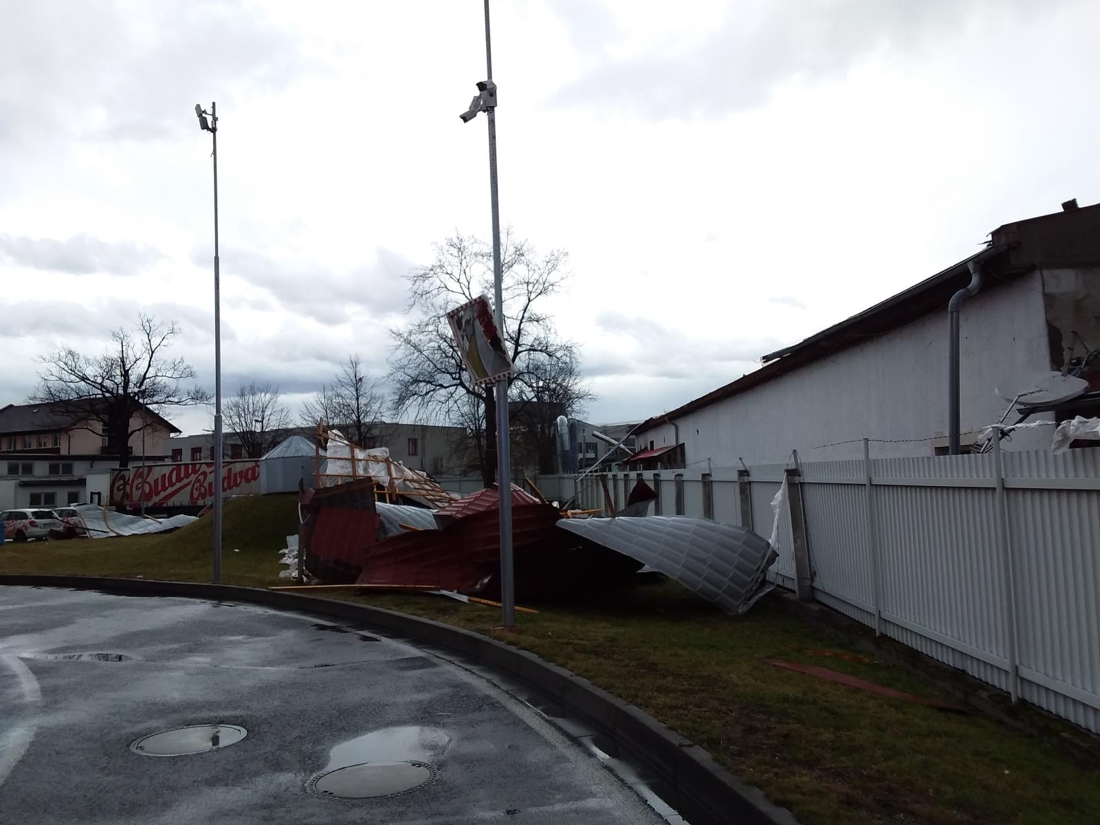 Spadlá střecha, České Budějovice - 10. 2. 2020 (1).jpg