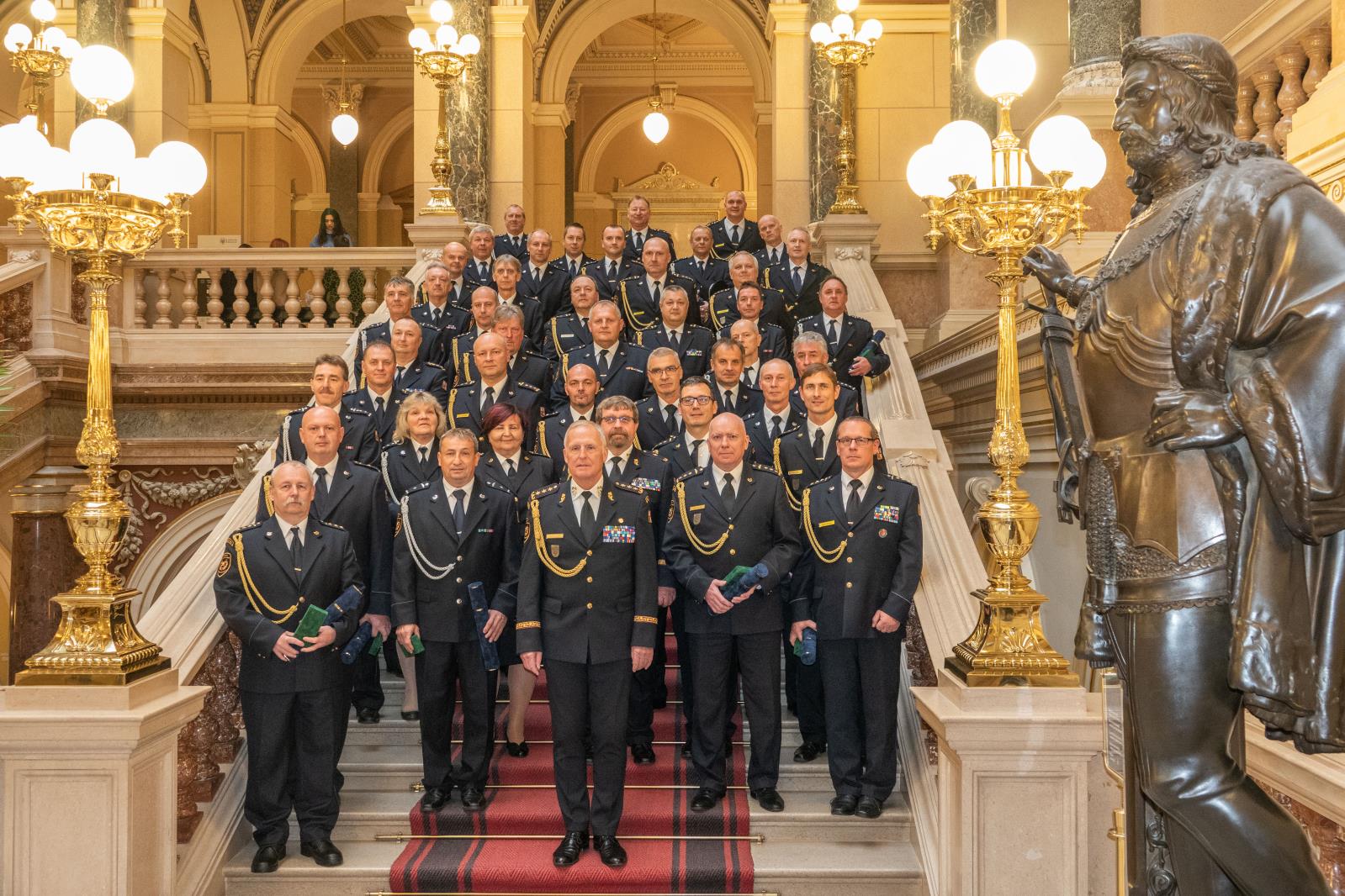 Společná fotografie. Slavnostní ceremoniál se uskutečnil v Národním muzeu v Praze