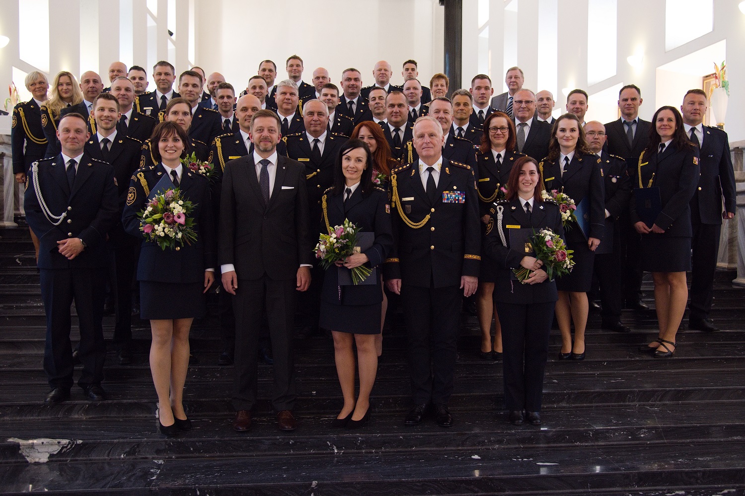 Společná fotografie oceněných s ministrem vnitra a generálním ředitelem HZS ČR.jpg