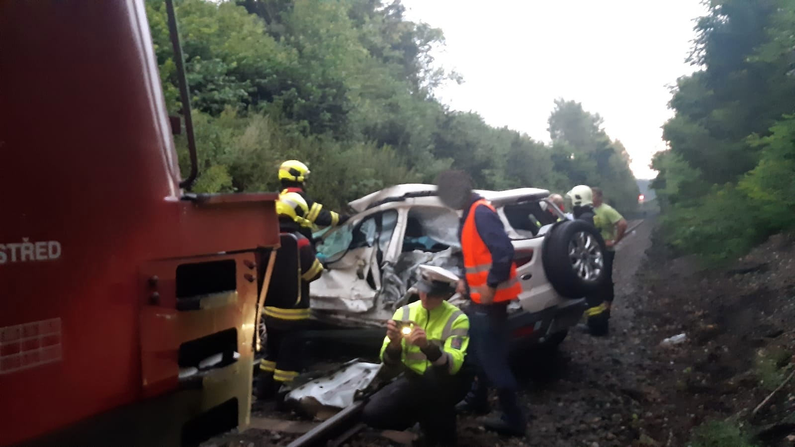Srážka vlaku s osobním autem na Benešovsku_SČK (2).jpg